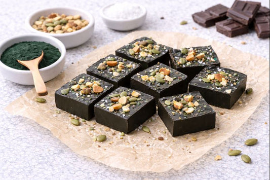 Simpele Spirulina Chocoladeblokjes